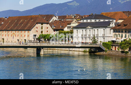 Solothurn, Schweiz - 10 Juli, 2016: Gebäude des historischen Teils der Stadt Solothurn der Aare entlang, Gipfel der Alpen im Hinterg Stockfoto