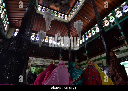 Die traditionelle Moschee, im Jahre 1526 erbaut wurde, wurde die erste Moschee in South Kalimantan gebaut. Die Moscheen sind einige Teile des gleichen Demak Moschee Architectur Stockfoto