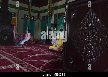 Die traditionelle Moschee, im Jahre 1526 erbaut wurde, wurde die erste Moschee in South Kalimantan gebaut. Die Moscheen sind einige Teile des gleichen Demak Moschee Architectur Stockfoto