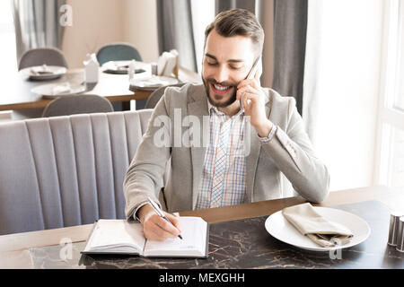 Fröhliche Geschäftsmann im Cafe arbeiten Stockfoto