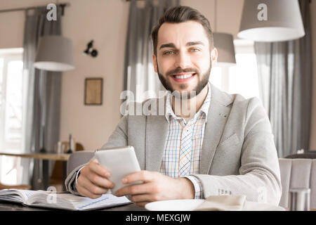 Positive zuversichtlich Unternehmer im gemütlichen Restaurant Stockfoto