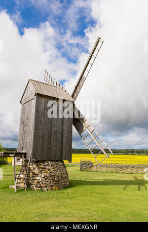 Alte Windmühle in Angla Erbe Kultur Zentrum. Ein niederländischer Stil Windmühlen an Saaremma island Estland Stockfoto