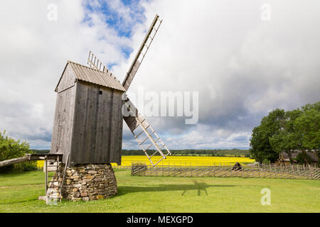 Alte Windmühle in Angla Erbe Kultur Zentrum. Ein niederländischer Stil Windmühlen an Saaremma island Estland Stockfoto