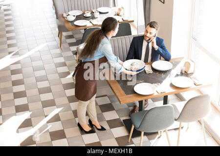 In Business Lunch im Restaurant Stockfoto