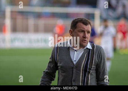 MINSK, Weißrussland - April 7, 2018: Sergei Gurenko, Cheftrainer des FC Dynamo Minsk Reagieren während der BELARUSSISCHE Premier League football Match zwischen dem FC Dynamo Minsk und FC Isloch am FC Minsker Stadion. Stockfoto