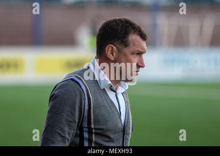 MINSK, Weißrussland - April 7, 2018: Sergei Gurenko, Cheftrainer des FC Dynamo Minsk Reagieren während der BELARUSSISCHE Premier League football Match zwischen dem FC Dynamo Minsk und FC Isloch am FC Minsker Stadion. Stockfoto