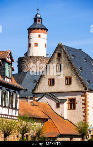 Fachwerkhaus und Büdingen Schloss in der historischen Altstadt von Büdingen, Hessen, Deutschland, Europa Stockfoto