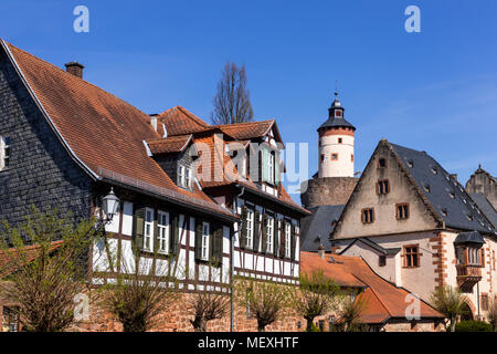 Fachwerkhaus und Büdingen Schloss in der historischen Altstadt von Büdingen, Hessen, Deutschland, Europa Stockfoto