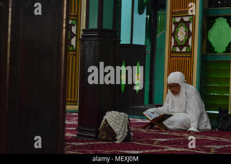 Die traditionelle Moschee, im Jahre 1526 erbaut wurde, wurde die erste Moschee in South Kalimantan gebaut. Die Moscheen sind einige Teile des gleichen Demak Moschee Architectur Stockfoto