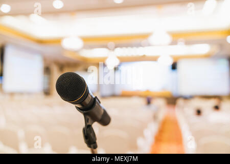 Mikrofonstativ im Konferenzsaal verschwommenen Hintergrund mit kopieren. Öffentliche Ankündigung Veranstaltung, Organisation Unternehmen treffen, live Performance Stockfoto