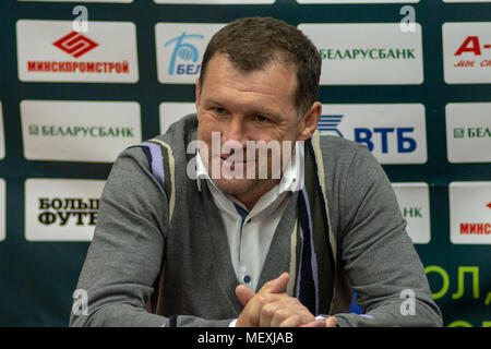 MINSK, Weißrussland - April 7, 2018: Sergei Gurenko, Cheftrainer des FC Dynamo Minsk auf die Pressekonferenz nach der belarussische Premier League football Match zwischen dem FC Dynamo Minsk und FC Isloch am FC Minsker Stadion. Stockfoto