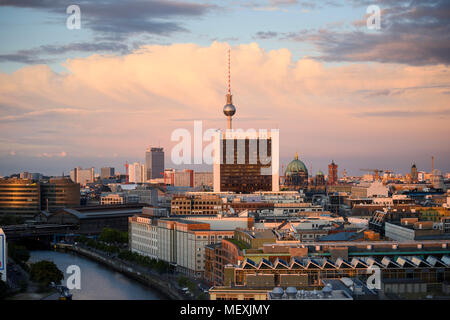 Berlin. Deutschland. Blick nach Osten auf die Berliner Skyline vom Reichstag Kuppel in Richtung Fernsehturm (Fernsehturm) am Alexanderplatz, Mitte. Die Ansicht Stockfoto