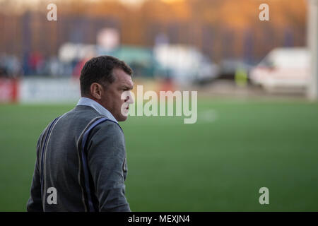 MINSK, Weißrussland - April 7, 2018: Sergei Gurenko, Cheftrainer des FC Dynamo Minsk Reagieren während der BELARUSSISCHE Premier League football Match zwischen dem FC Dynamo Minsk und FC Isloch am FC Minsker Stadion. Stockfoto