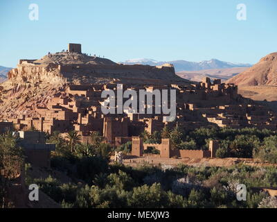 Kasbah Ait Ben Haddou oder Benhaddou befestigte Dorf und Grün exotischen Palmen bei Oasis auf afrikanischen Atlasgebirge Reihe Landschaften von Marokko, clea Stockfoto