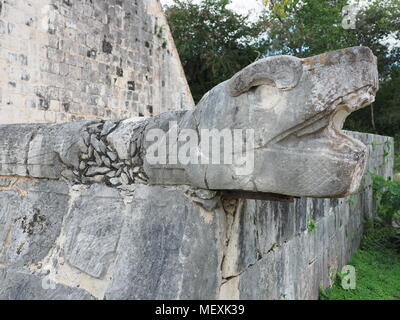 Sculpted steinigen Schlange Kopf bei Maya Ruinen von großer Ball Court Gebäude in Chichen Itza in Mexiko Stadt, größten und eindrucksvollsten Ort an Land in 2. Stockfoto