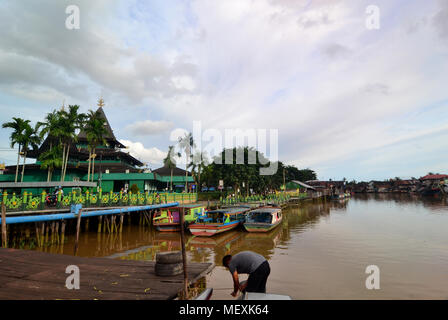 Die traditionelle Moschee, im Jahre 1526 erbaut wurde, wurde die erste Moschee in South Kalimantan gebaut. Die Moscheen sind einige Teile des gleichen Demak Moschee Architectur Stockfoto