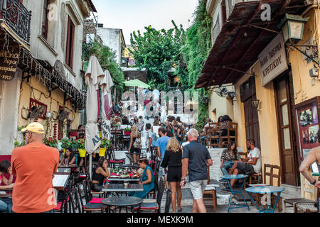 Eine Gruppe von Touristen in Athen an der Taverne in der Mnisikleous Straße, Stadtteil Plaka, unterhalb der Akropolis, Athen, Griechenland Stockfoto