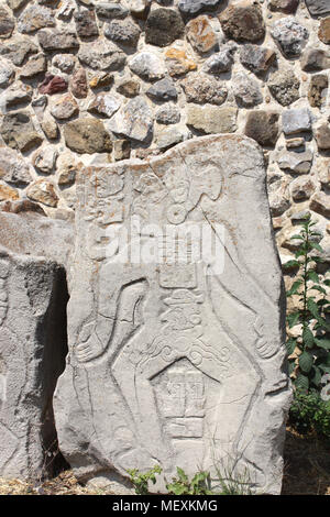 Bas-Relief Schnitzerei anatomische Bild von einem Mann leidet unter Darmerkrankungen, Monte Alban, Mexiko. UNESCO-Weltkulturerbe Stockfoto