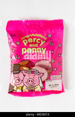 Paket von Percy Schwein Süßigkeiten herzlichen Glückwunsch Percy und Penny mit Erdbeere Herzen den großen Tag isoliert auf weißem Hintergrund feiern. Stockfoto