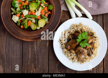 Gerste Porridge, gebratenen Champignons, Entenleber und gedämpftem Sommer Gemüse - gesunde ernährung. Die Ansicht von oben Stockfoto
