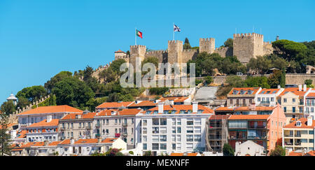 Panorama von Alfama mit Saint George Schloss auf dem Hügel. Lissabon. Portugal Stockfoto