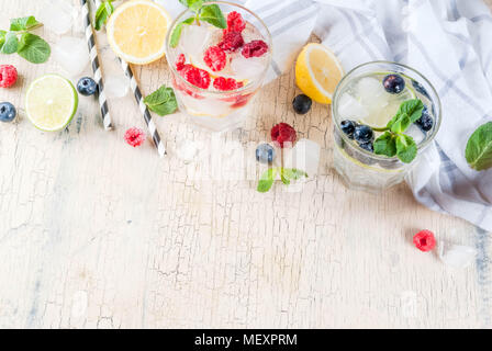 Verschiedene berry Limonade oder Mojito Cocktails, frisch iced Lemon Lime raspberry Blueberry infundiert Wasser, Sommer gesund detox Drinks hellen Hintergrund kopieren Stockfoto
