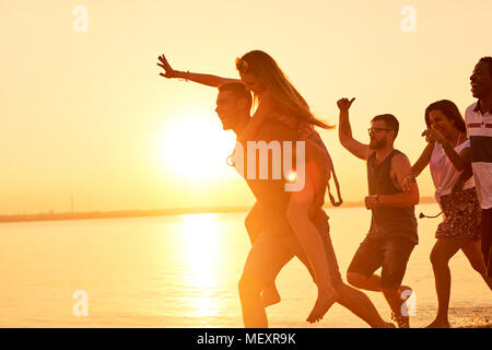 Urkomisch Freunde auf Wasser im Licht des Sonnenuntergangs Stockfoto