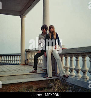 Beatle George Harrison mit Patricia Anne Pattie Boyd zu 206 in Monte Carlo, Monaco 1966. Beatle George Harrison und Patricia Anne Pattie Boyd Besuch in Monte Carlo, Monaco 1966. Stockfoto