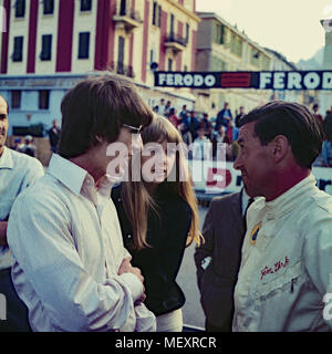 Beatle George Harrison mit Patricia Anne Pattie Boyd im Gespräch mit Rennfahrer Jim Clark bei einem 206 in Monte Carlo, Monaco 1966. Beatle George Harrison und Patricia Anne Pattie Boyd im Gespräch mit Rennfahrer Jim Clark bei einem Besuch in Monte Carlo, Monaco 1966. Stockfoto