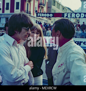 Beatle George Harrison mit Patricia Anne Pattie Boyd im Gespräch mit Rennfahrer Jim Clark bei einem 206 in Monte Carlo, Monaco 1966. Beatle George Harrison und Patricia Anne Pattie Boyd im Gespräch mit Rennfahrer Jim Clark bei einem Besuch in Monte Carlo, Monaco 1966. Stockfoto