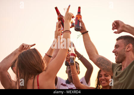 Jolly emotionalen Freunde Jubel bei der Open-air-Party Stockfoto