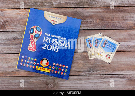 BERLIN, DEUTSCHLAND - 20. APRIL 2018: Panini Sammlung Album und Sticker Packs für die Fußball-Weltmeisterschaft in Russland 2018. Stockfoto