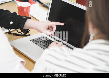 Young Business Team arbeiten zusammen als Gruppe auf Büro Schreibtisch mit mehrere elektronische Geräte und Papier auf Tools basierende Stockfoto