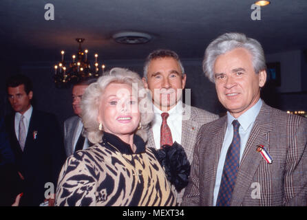 Zsa Zsa Gabor, ungarisch amerikanische plant, ihr Ehemann Frederic Prinz von Anhalt, mit dem sowjetschen Botschafter in den USA, Herrn Dubinin, USA 1988. Ungarisch-amerikanische Schauspielerin Zsa Zsa Gabor, ihr Ehemann Frederic Prinz von Anhalt und der sowjetische Botschafter Dubinin, USA 1988. Stockfoto