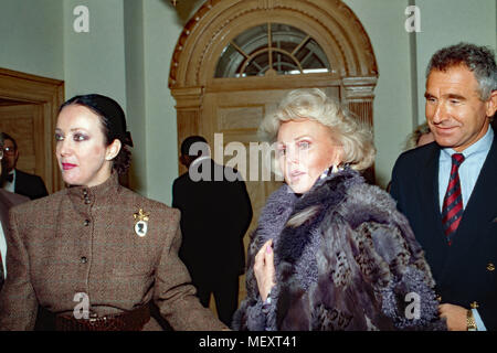 Zsa Zsa Gabor, ungarisch amerikanische Plant, mit Ehemann Frederic Prinz von Anhalt, USA 1988. Ungarisch-amerikanische Schauspielerin Zsa Zsa Gabor mit Ehemann Frederic Prinz von Anhalt, USA 1988. Stockfoto