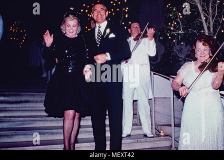 Zsa Zsa Gabor, ungarisch amerikanische Plant, mit Ehemann Frederic Prinz von Anhalt, USA 1988. Ungarisch-amerikanische Schauspielerin Zsa Zsa Gabor mit Ehemann Frederic Prinz von Anhalt, USA 1988. Stockfoto