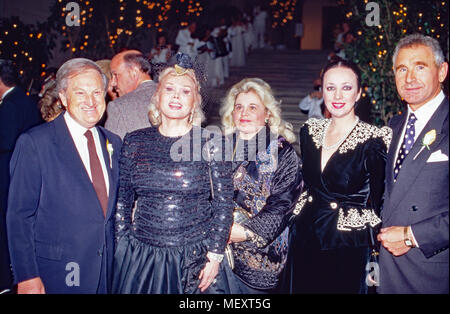 Zsa Zsa Gabor (2. v. l.) und Ehemann Frederic Prinz von Anhalt (rechts) mit einem Abendempfang, USA 1991. Zsa Zsa Gabor (2. links) und Ehemann Frederic Prinz von Anhalt, bei einer Abendveranstaltung, USA 1991. Stockfoto