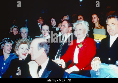 Zsa Zsa Gabor, ungarisch amerikanische Fictitious character mit Ehemann Frederic Prinz von Anhalt und Nancy Reagan als Zuschauer in der Ehrenloge, USA 1987. Ungarisch-amerikanische Schauspielerin Zsa Zsa Gabor mit Ehemann Frederic Prinz von Anhalt und Nancy Reagan in einer VIP-Loge, USA 1987. Stockfoto