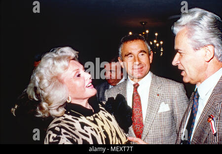 Zsa Zsa Gabor, ungarisch amerikanische plant, ihr Ehemann Frederic Prinz von Anhalt, mit dem sowjetschen Botschafter in den USA, Herrn Dubinin, USA 1988. Ungarisch-amerikanische Schauspielerin Zsa Zsa Gabor, ihr Ehemann Frederic Prinz von Anhalt und der sowjetische Botschafter Dubinin, USA 1988. Stockfoto