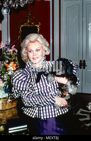 Zsa Zsa Gabor, ungarisch amerikanische Plant Wirtschaft in Los Angeles, USA 1987. Zsa Zsa Gabor, Ungarische Amerika Schauspielerin an ihrem Haus in Los Angeles, USA 1987. Stockfoto