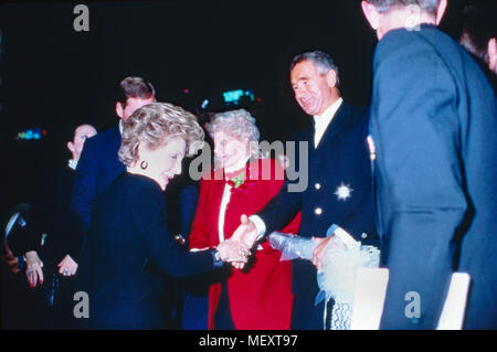 Zsa Zsa Gabor, ungarisch amerikanische Fictitious character mit Ehemann Frederic Prinz von Anhalt und Nancy Reagan als Zuschauer in der Ehrenloge, USA 1987. Ungarisch-amerikanische Schauspielerin Zsa Zsa Gabor mit Ehemann Frederic Prinz von Anhalt und Nancy Reagan in einer VIP-Loge, USA 1987. Stockfoto