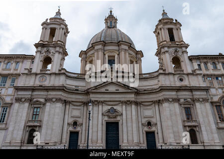 Low Angle Vorderansicht der Kirche Sant'Agnese in Agone barocke Fassade gegen bewölkter Himmel auf der Piazza Navona, Rom, Italien, tagsüber. Stockfoto