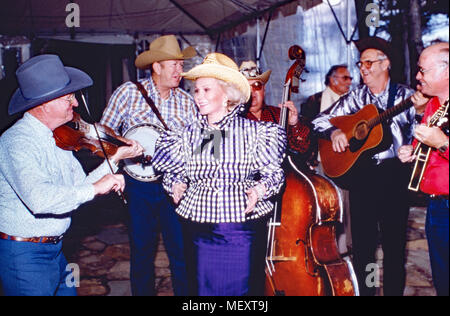 Zsa Zsa Gabor, unagrisch amerikanische Fictitious character, musiziert mit Squaredance-Kapelle, USA. Ungarisch-amerikanische Schauspielerin Zsa Zsa Gabor genießen die Musik eines Square Dance Combo, USA. Stockfoto