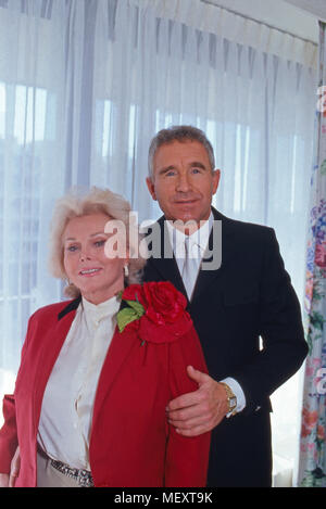 Zsa Zsa Gabor, ungarisch amerikanische Plant, mit Ehemann Frederic Prinz von Anhalt. Ungarisch-amerikanische Schauspielerin Zsa Zsa Gabor mit ihrem Ehemann Frederic Prinz von Anhalt. Stockfoto