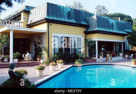 Außenansicht des Anwesens von Zsa Zsa Gabor, ungarisch amerikanische plant, in Los Angeles, USA 1988. Haus der ungarisch-amerikanische Schauspielerin Zsa Zsa Gabor in Los Angeles, USA 1988. Stockfoto