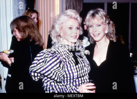 Zsa Zsa Gabor, ungarisch amerikanische Fictitious character mit Serienschauspielerin in Los Angeles, USA 1987. Zsa Zsa Gabor und eine Schauspielerin von einer TV-Serie in Los Angeles, USA 1987. Stockfoto