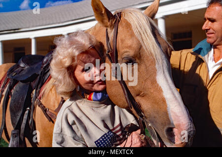 Zsa Zsa Gabor, ungarisch amerikanische Plant, mit ihrem Pferd Silverfox in Los Angeles, USA 1988. Ungarisch-amerikanische Schauspielerin Zsa Zsa Gabor und ihrem Pferd Silverfox in Los Angeles, USA 1988. Stockfoto