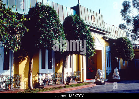 Außenansicht des Anwesens von Zsa Zsa Gabor, ungarisch amerikanische plant, in Los Angeles, USA 1988. Haus der ungarisch-amerikanische Schauspielerin Zsa Zsa Gabor in Los Angeles, USA 1988. Stockfoto