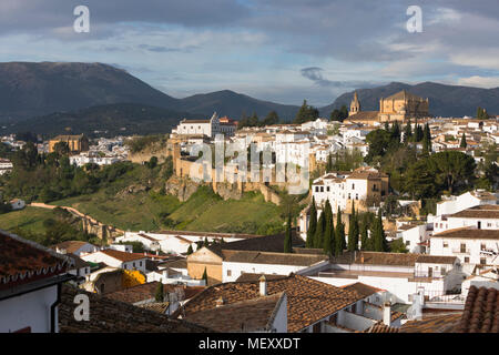 Blick über die alte weiße Stadt und die Iglesia de Santa Maria la Mayor, Ronda, Andalusien, Spanien, Europa Stockfoto