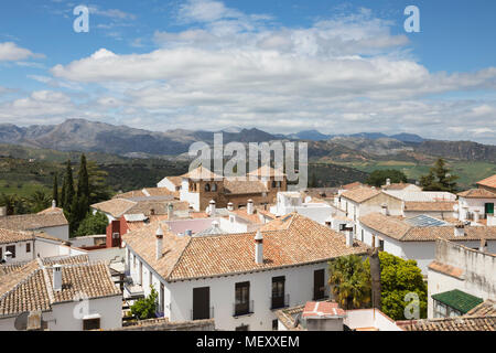 Blick vom Dach der Iglesia de Santa Maria la Mayor Kirche über die Altstadt auf die Berge der Sierra de Grazalema, Ronda, Andalusien, Spanien Stockfoto